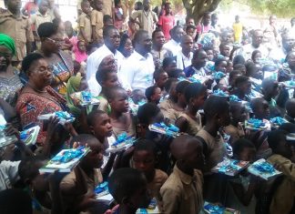 Education : le mouvement Convergence Faure offre des kits scolaires aux élèves de l’EPP Adéticopé centrale Convergence Faure