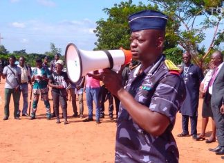 Les forces de sécurité à l’école de la dispersion non violente des foules forces de sécurité